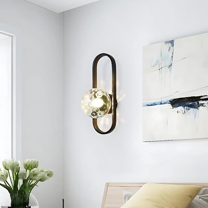 Perseis | Moderne Wandlampe mit Glaskugel und stilvollem Design