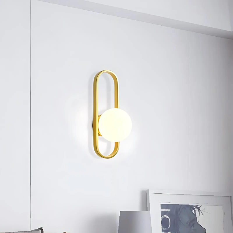 Perseis | Moderne Wandlampe mit Glaskugel und stilvollem Design