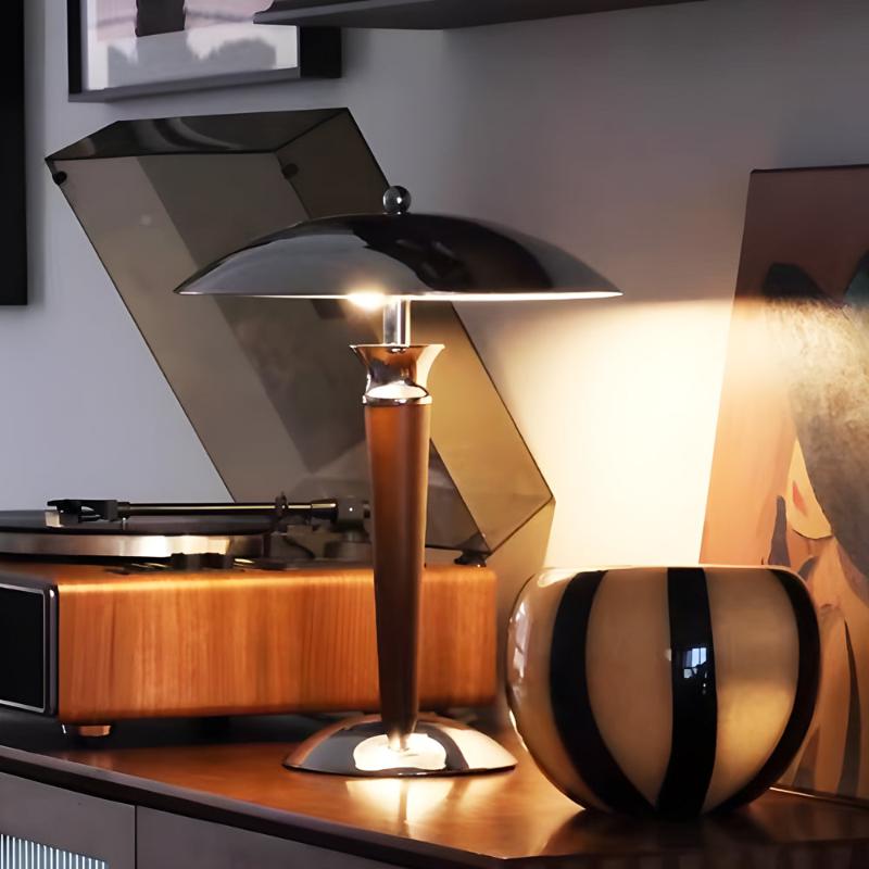 VintageChic | Tischlampe aus chromiertem Metall mit Pilzschirm und 3-stufigem Holzdimmer