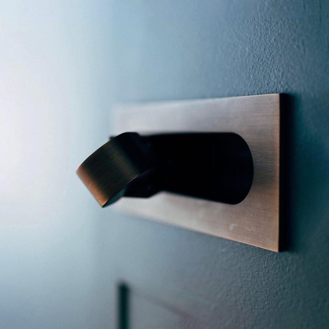 PhoraGlow | Moderne LED Nachttischleselampe mit verstellbarem Kopf