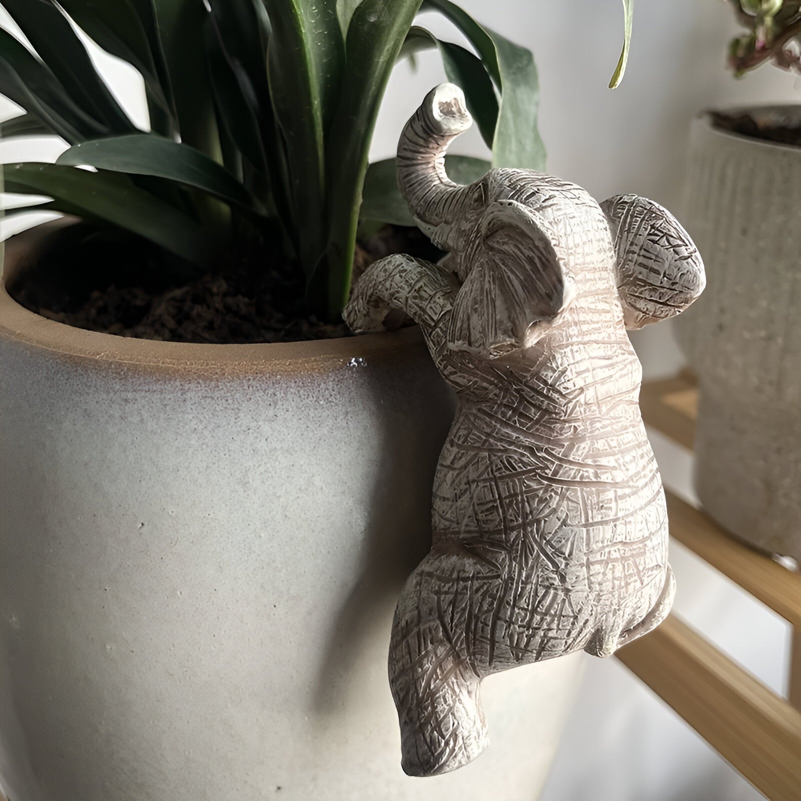 Elefantino | Hängender Elefant auf Blumentopf aus Harz