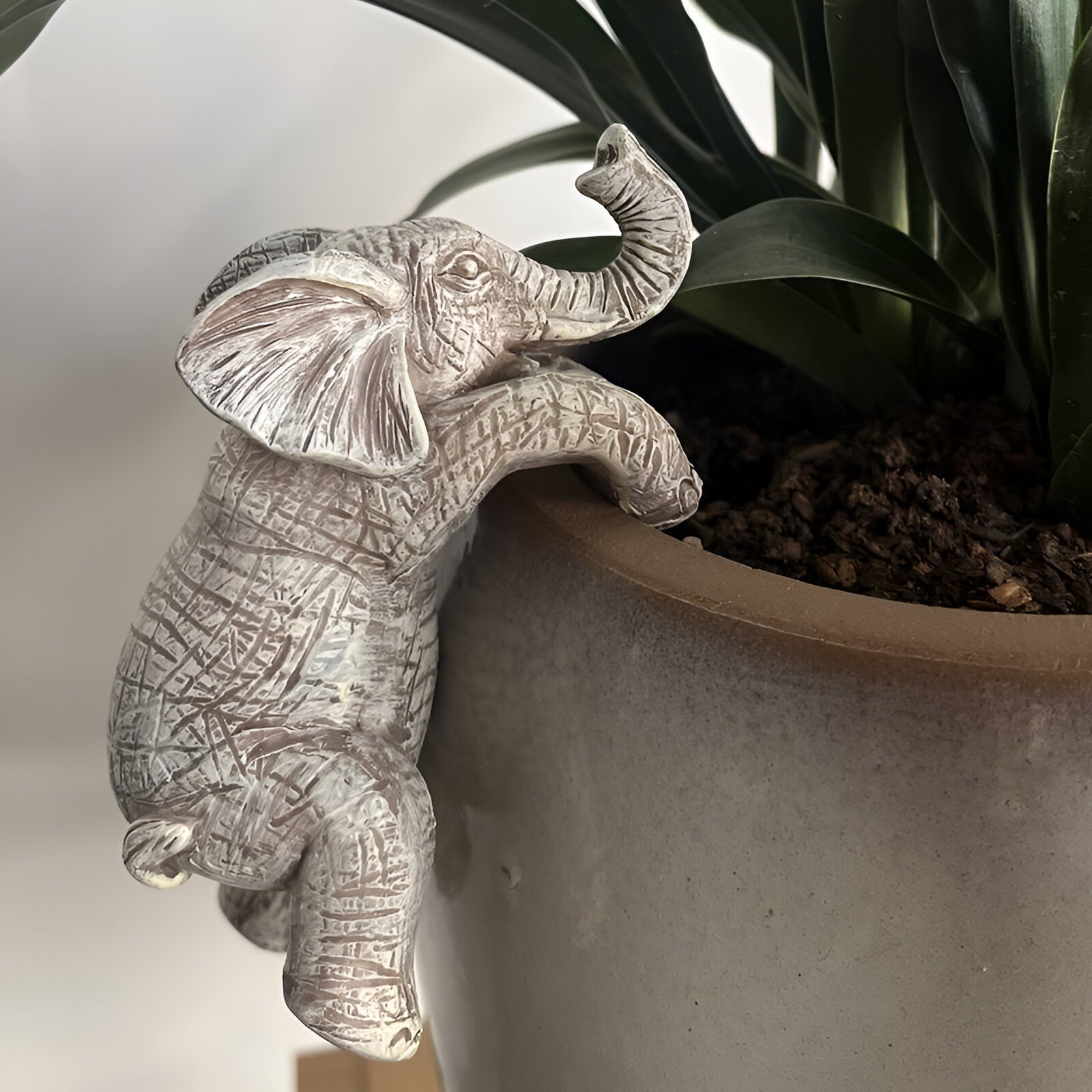 Elefantino | Hängender Elefant auf Blumentopf aus Harz