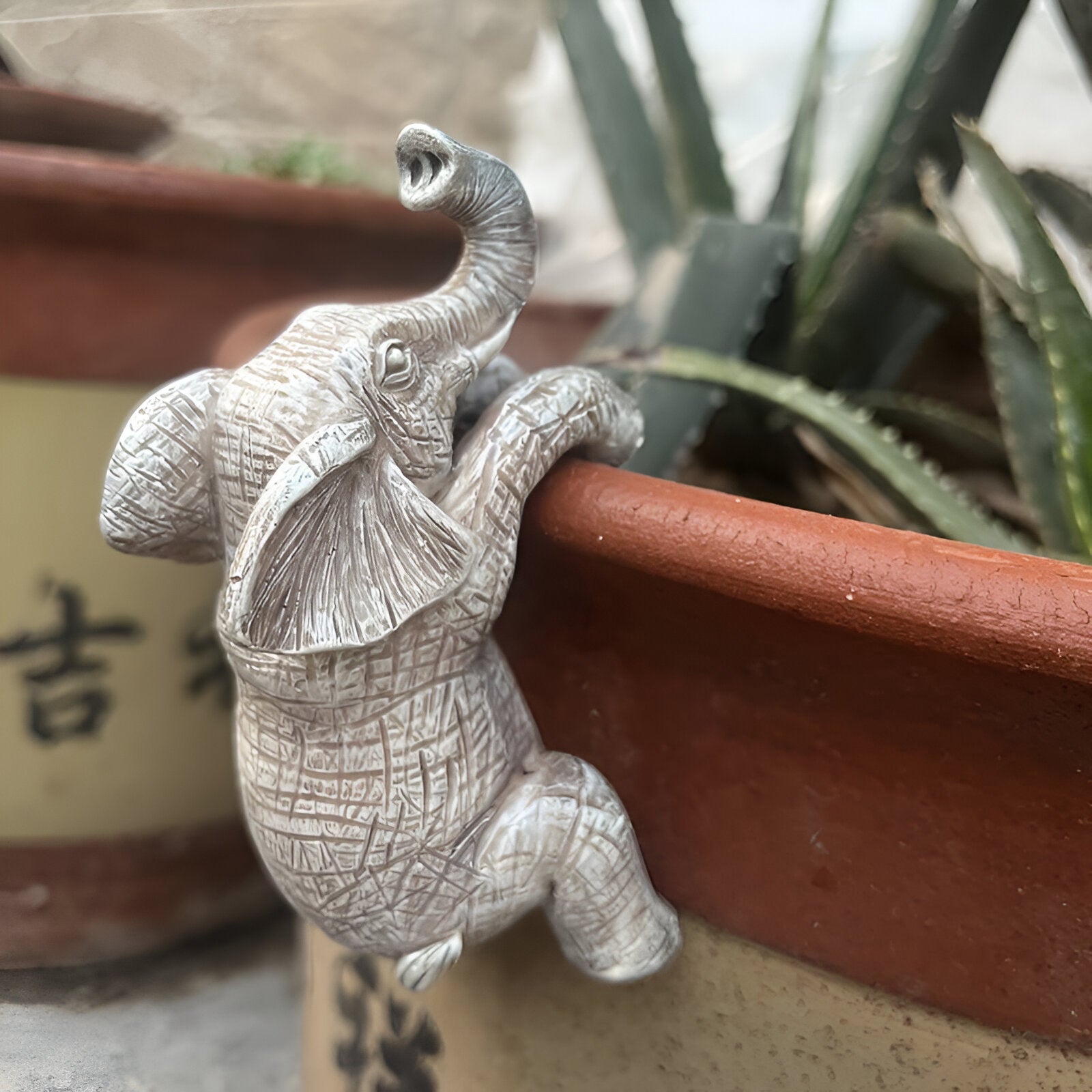 Elefantino | Hängender Elefant auf Blumentopf aus Harz