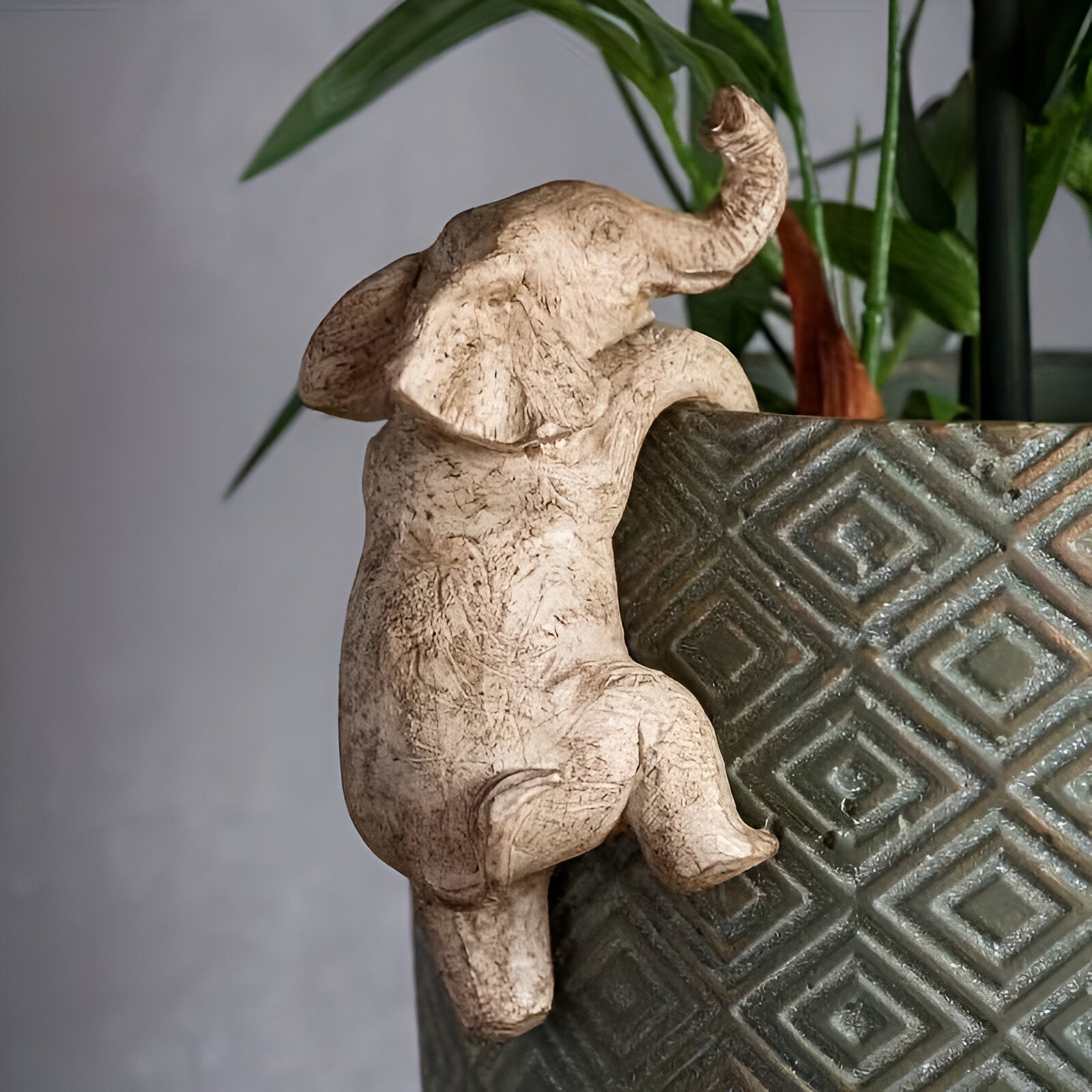 Elefantino | Hängender Elefant auf Blumentopf aus Harz