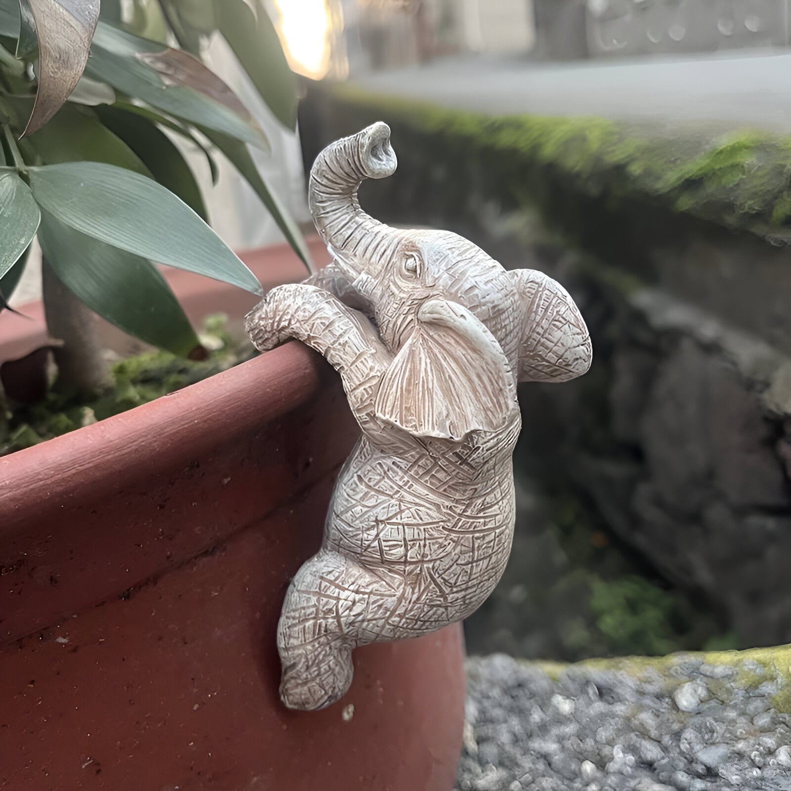 Elefantino | Hängender Elefant auf Blumentopf aus Harz