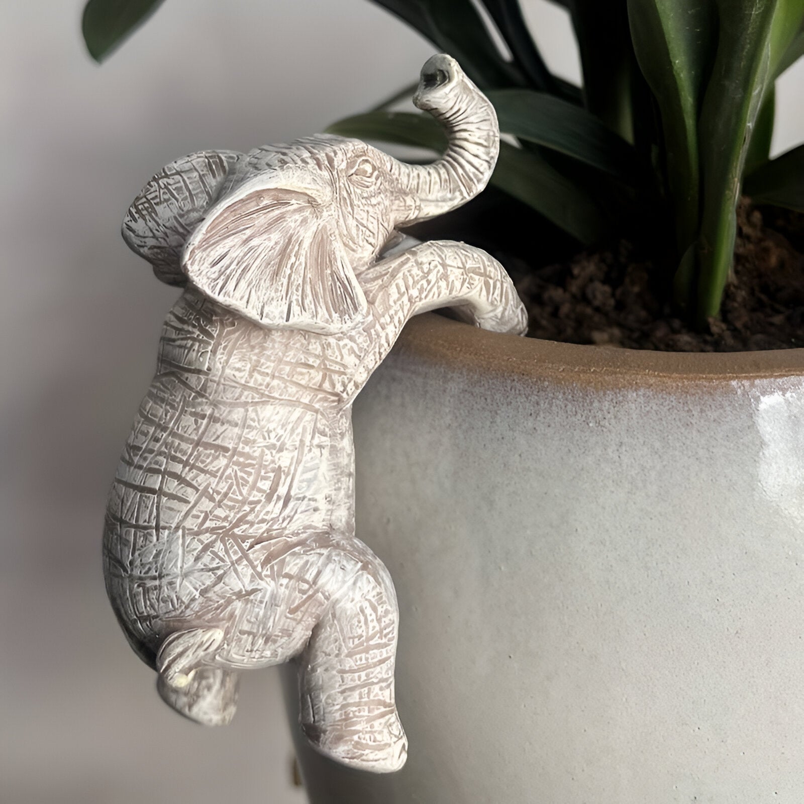 Elefantino | Hängender Elefant auf Blumentopf aus Harz