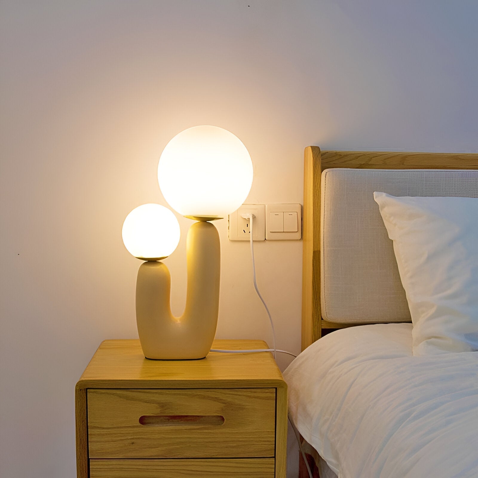 KaktusLamp | Elegante Tischlampe aus Harz mit 2 Glaskugeln