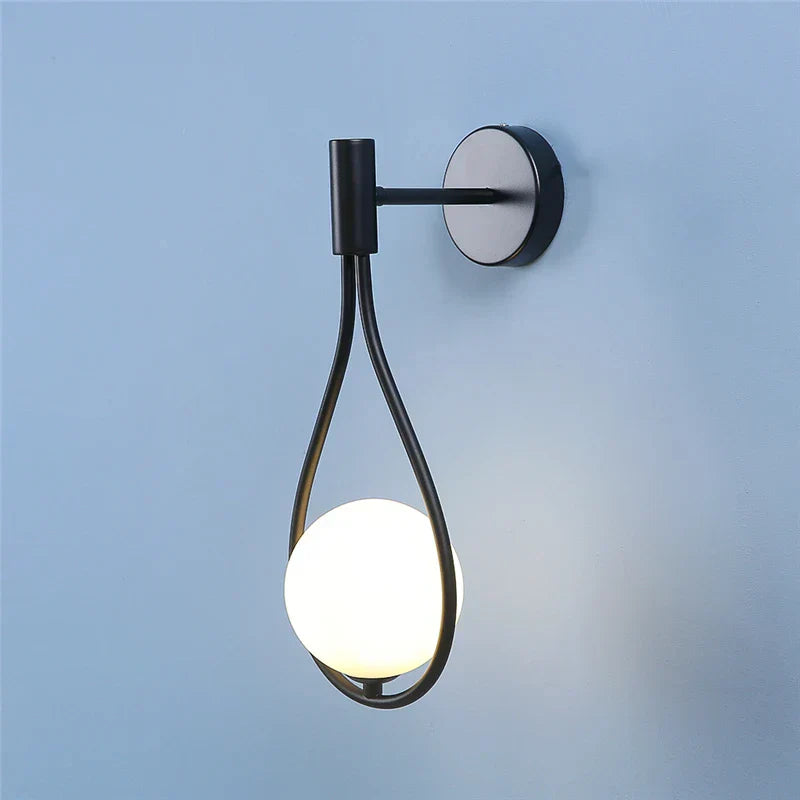 GleamSphere | Elegante tropfenförmige Wandleuchte
