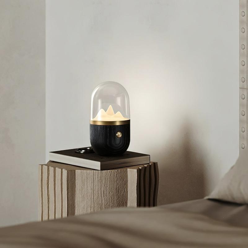 BergMagic | Elegante LED Nachtischlampe mit warmen Lichtoptionen und Holzsockel