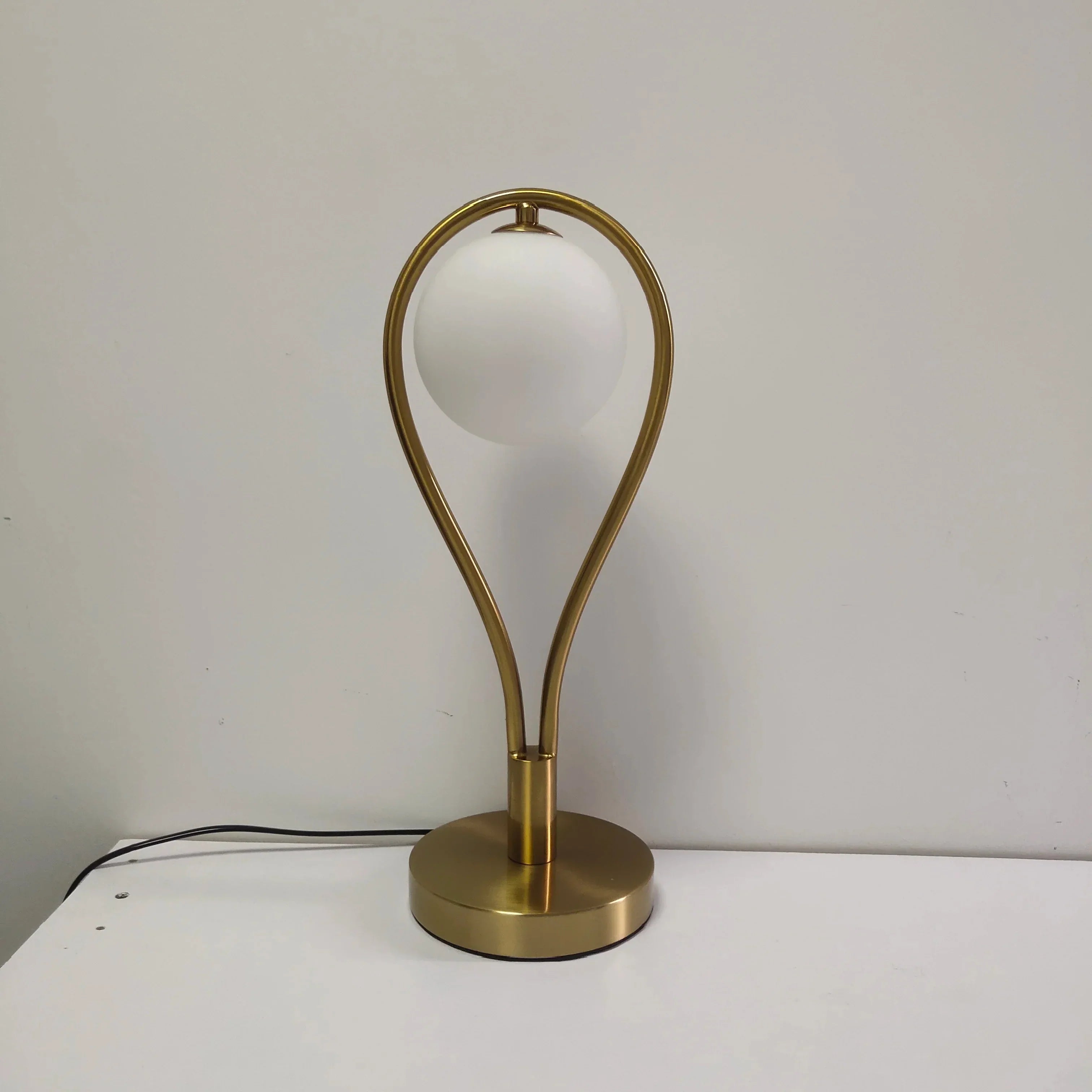 NightGlow | Minimalistische Tischlampe aus Metall