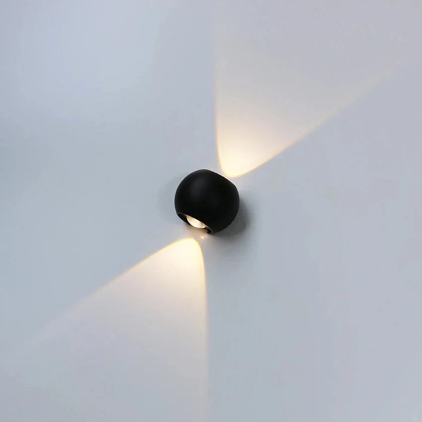 KugelLumi | Elegante Solarbetriebene Wandlampe für Außenbereiche