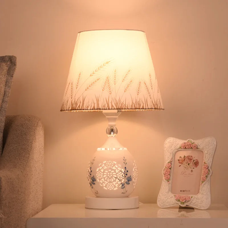 MusterGlow | Moderne Tischlampe für romantisches Ambiente