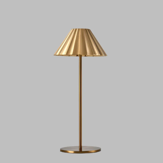 EleganceLumina | Elegante geriffelte Tischlampe
