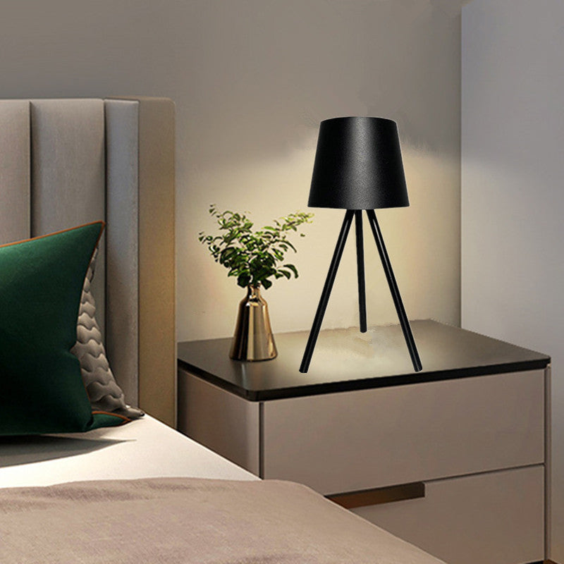 LightMaster | Tragbare Tischleuchte mit Verstellbarem Dreibein und Modernem Design