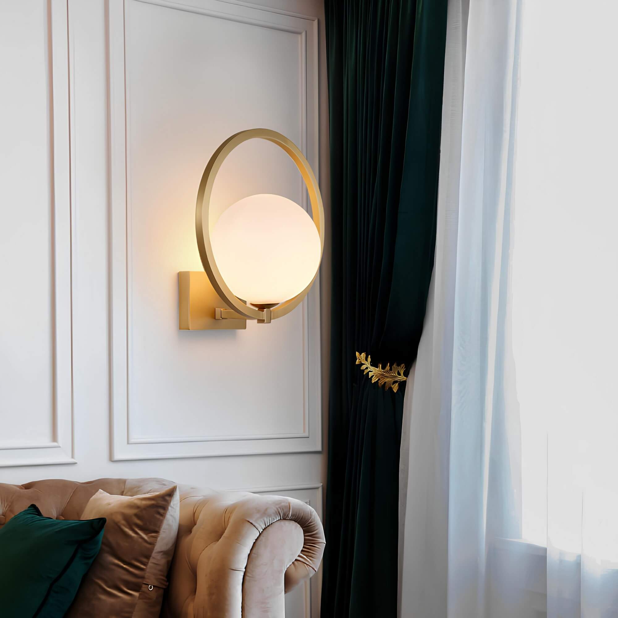 gloedsphere-moderne-wandlampe-runde-glaskugel-1-lichtquelle-gold-schwarz-elegant-wandbeleuchtung-xlumina3