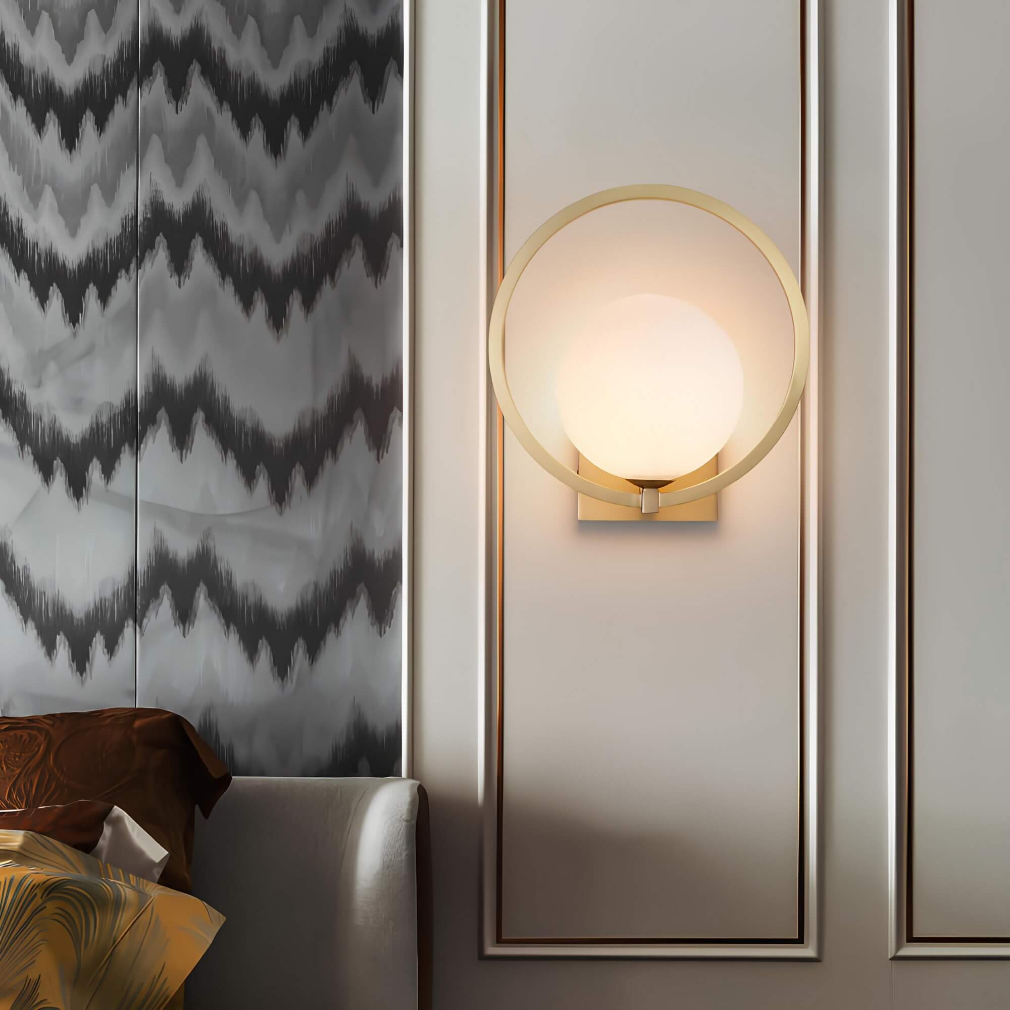 gloedsphere-moderne-wandlampe-runde-glaskugel-1-lichtquelle-gold-schwarz-elegant-wandbeleuchtung-xlumina4