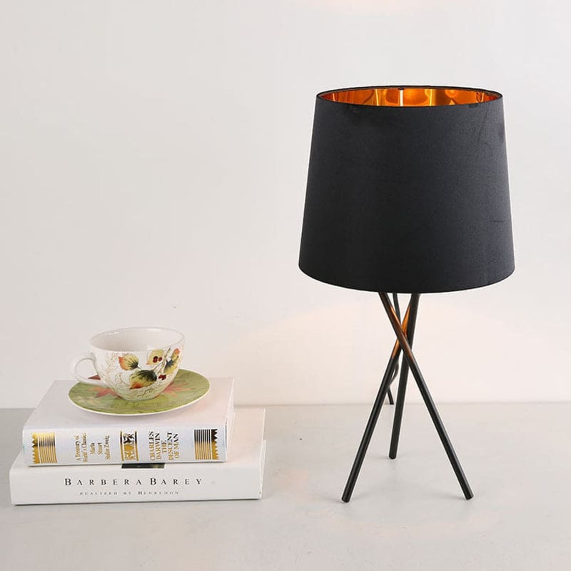 minimalistische-tischlampe-mit-stoffschirm-modern-elegant-nachtlicht-xlumina