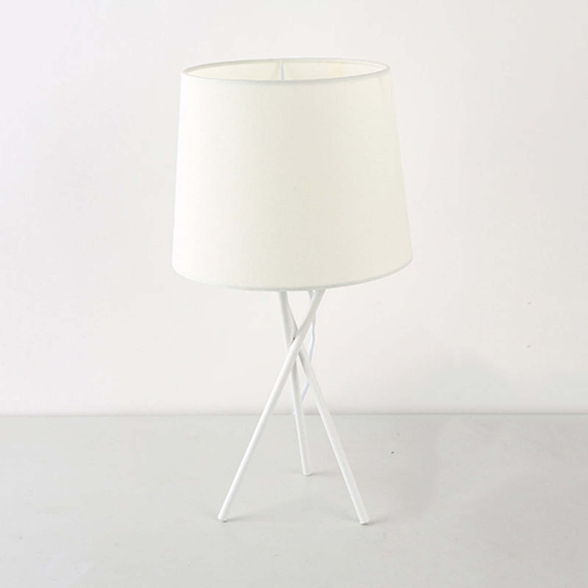 minimalistische-tischlampe-mit-stoffschirm-modern-elegant-nachtlicht-xlumina