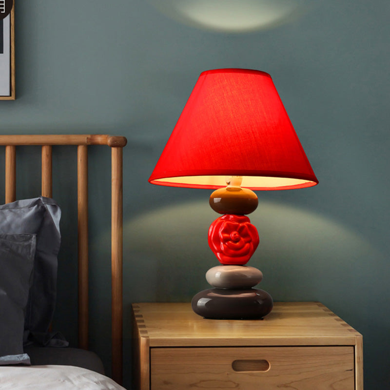 LumiElegance | Stilvolle Tischleuchte mit konischem Stoffschirm