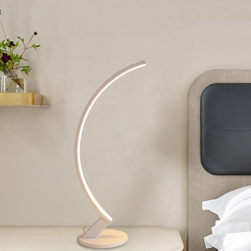 LumiArc | Moderne geschwungene Tischlampe aus Metall