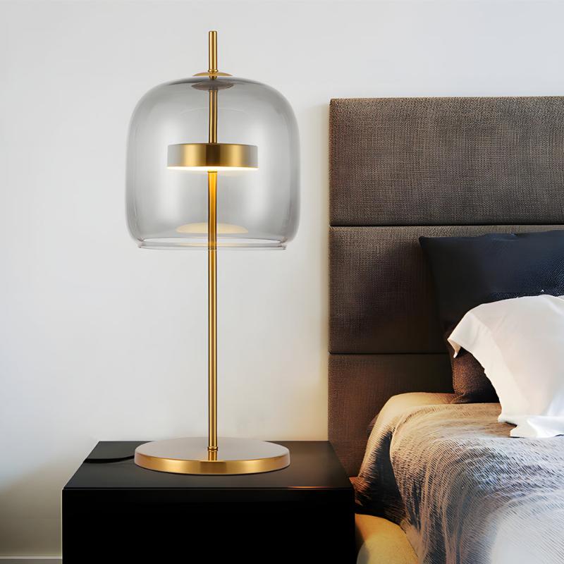 GleamElegance | Elegante Tischlampe aus rauchigem Glas für ein warmes Ambiente