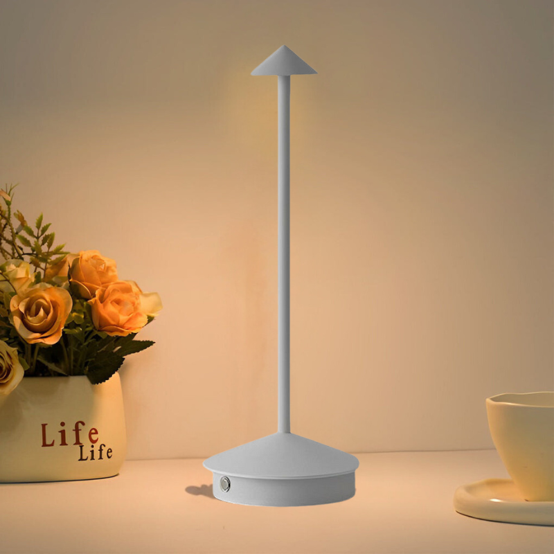 ArrowLamp | Elegante Tischleuchte im Pfeildesign mit 3-stufiger Helligkeitsregelung