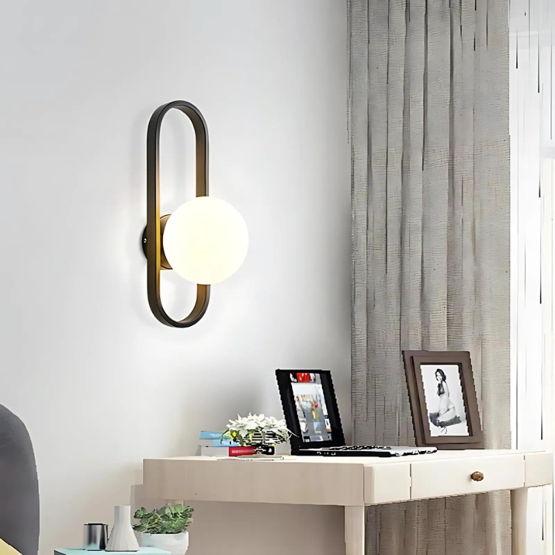 Perseis | Moderne Wandlampe mit Glaskugel und stilvollem Design