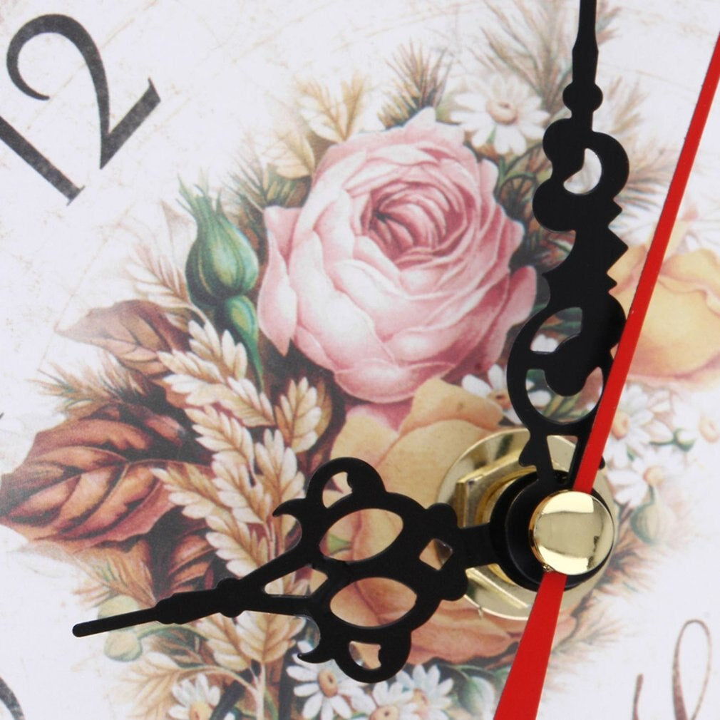 BlossomTime | Elegant verzierte Wanduhr mit Blumen und Schmetterlingen