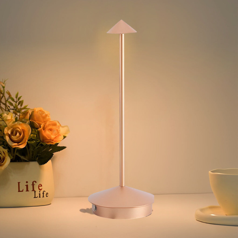 ArrowLamp | Elegante Tischleuchte im Pfeildesign mit 3-stufiger Helligkeitsregelung