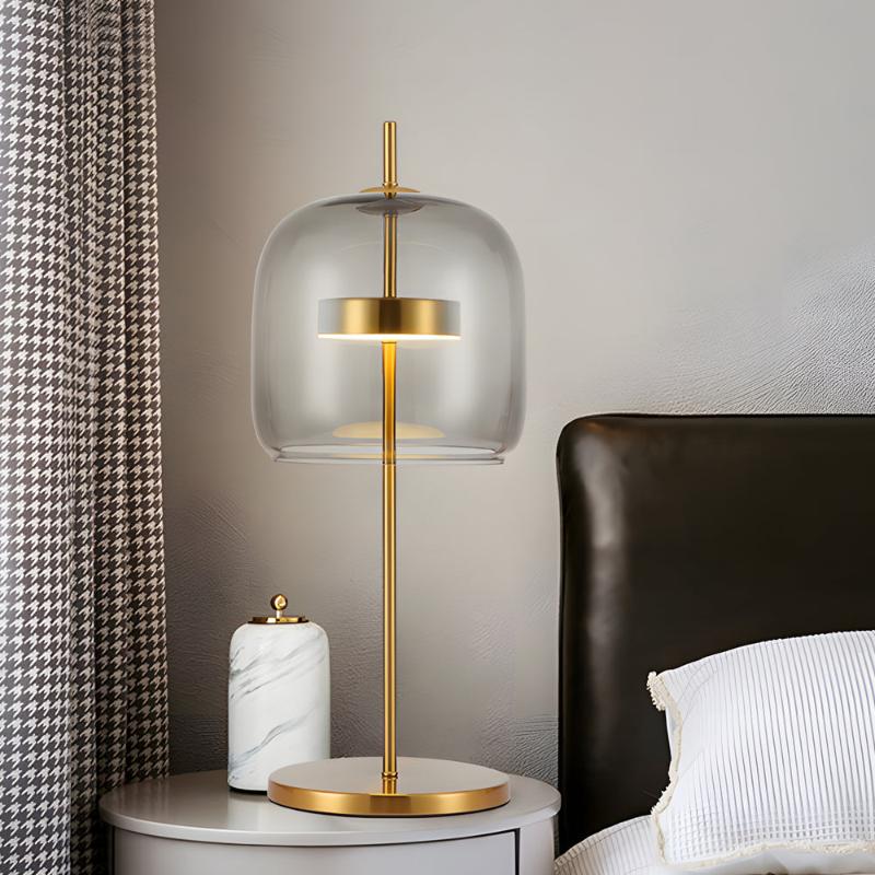 GleamElegance | Elegante Tischlampe aus rauchigem Glas für ein warmes Ambiente