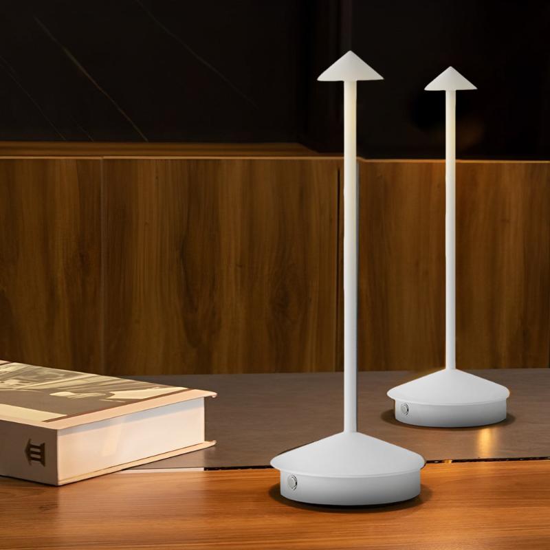 ArrowLamp | Elegante Tischleuchte im Pfeildesign mit 3-stufiger Helligkeitsregelung