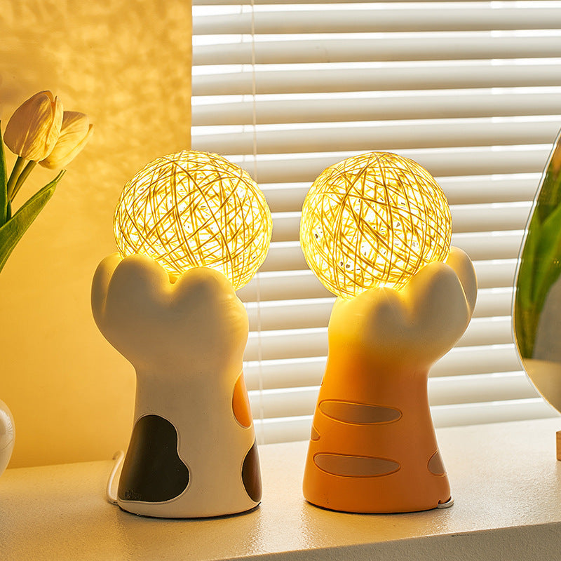 PurrfectGlow | Tischlampe mit Pfoten aus Bambus-Rattan