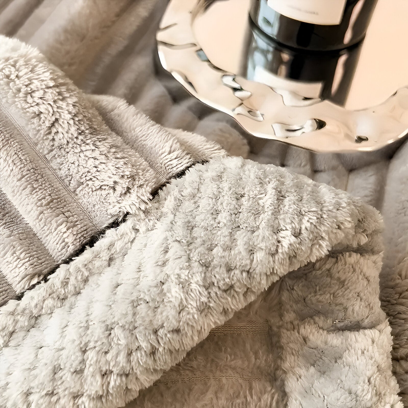 GemütlichZuhause | Hochwertige Fleece Decke mit Vintage Streifenmuster