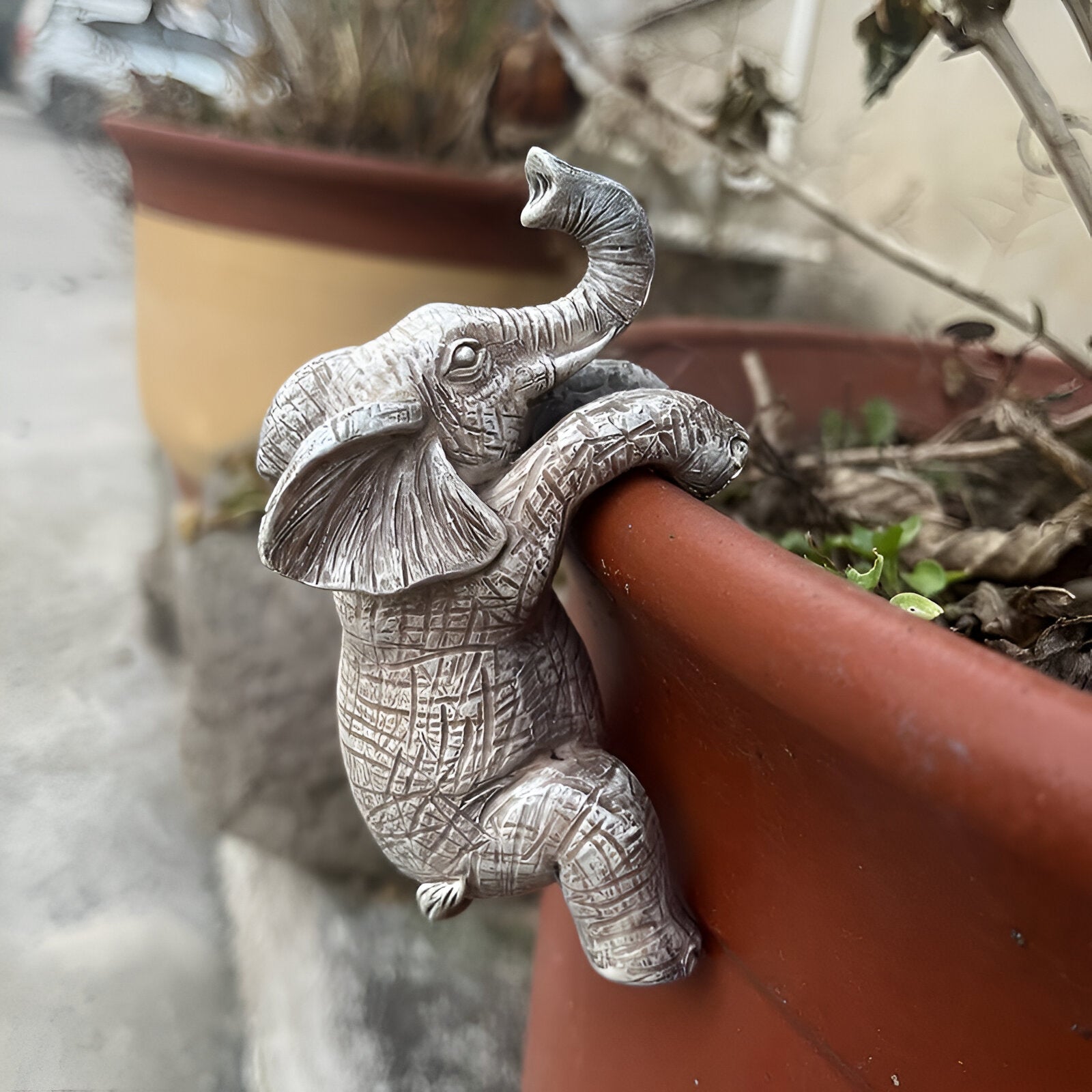 Elefantino |  Hängender Elefant auf Blumentopf aus Harz