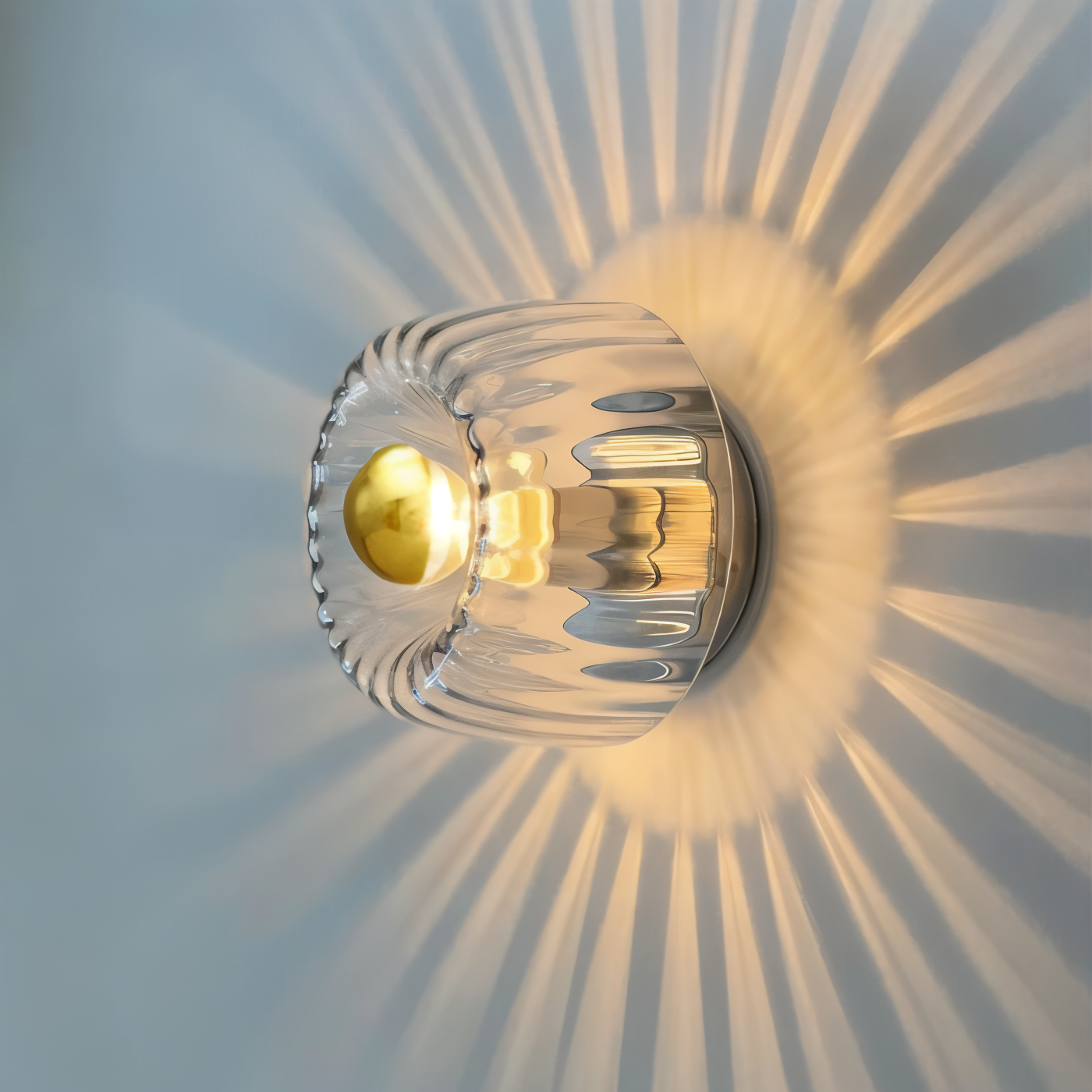 RadiantLight | Wandlicht aus Glas mit Sonnenstrahlen