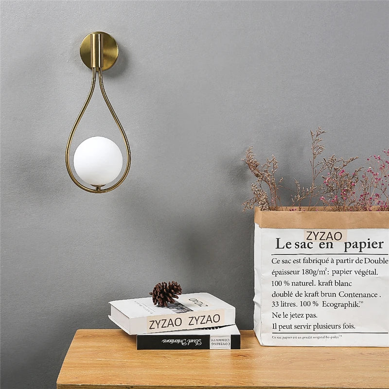 GleamSphere | Elegante tropfenförmige Wandleuchte