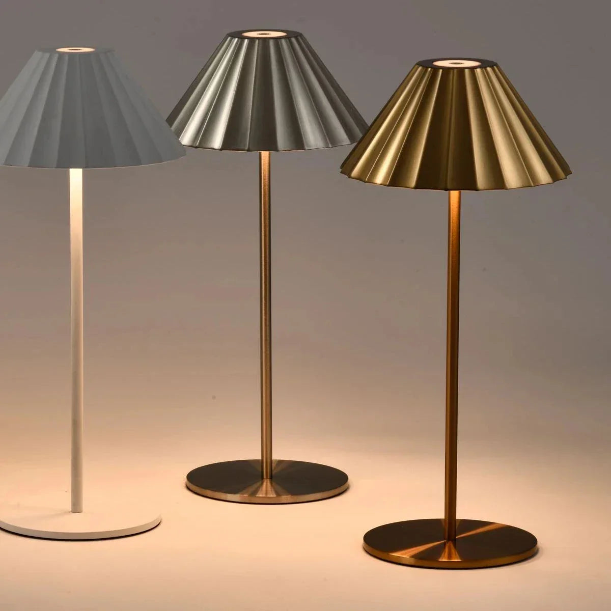 EleganceLumina | Elegante geriffelte Tischlampe