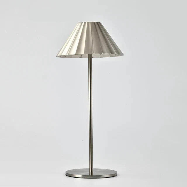 EleganceLumina | Elegante geriffelte Tischlampe