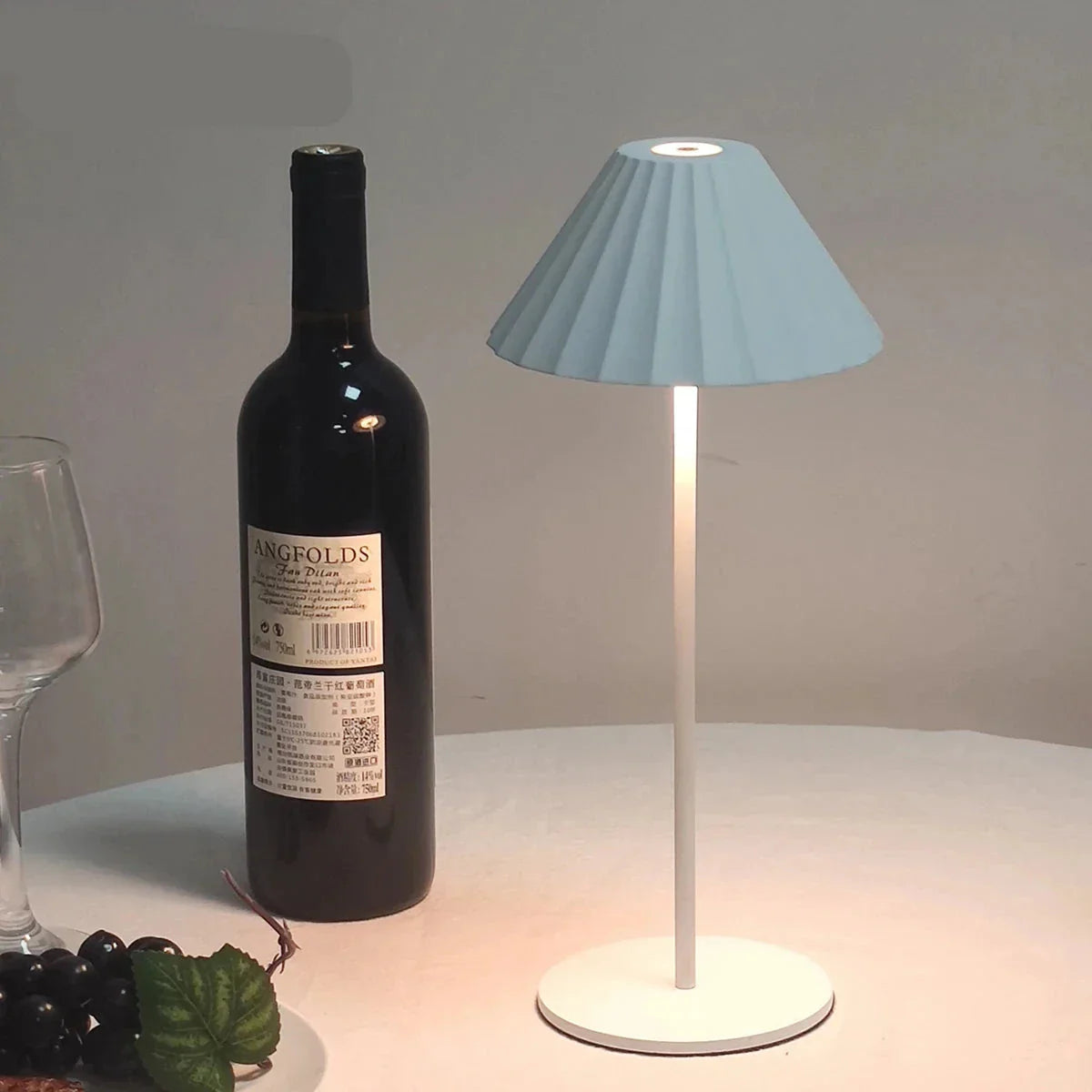 EleganceLumina | Elegante geriffelte Tischlampe