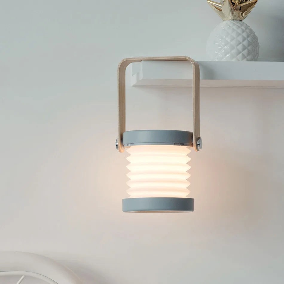 LichtReise | Kompakte LED Tischlampe mit Dimmfunktion und Faltbarkeit