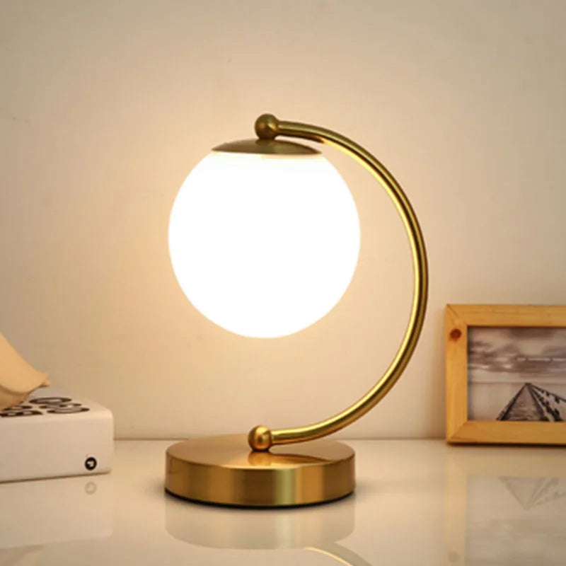 LichtEleganz | Moderne Nachttischlampe für stilvolle Raumbeleuchtung