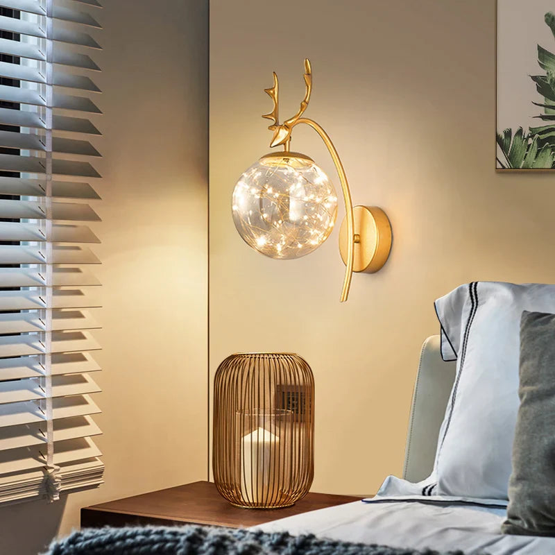 LumiGlobe | Elegante LED Wandleuchte aus farbigem Glas