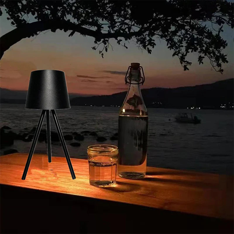 LightMaster | Tragbare Tischleuchte mit Verstellbarem Dreibein und Modernem Design