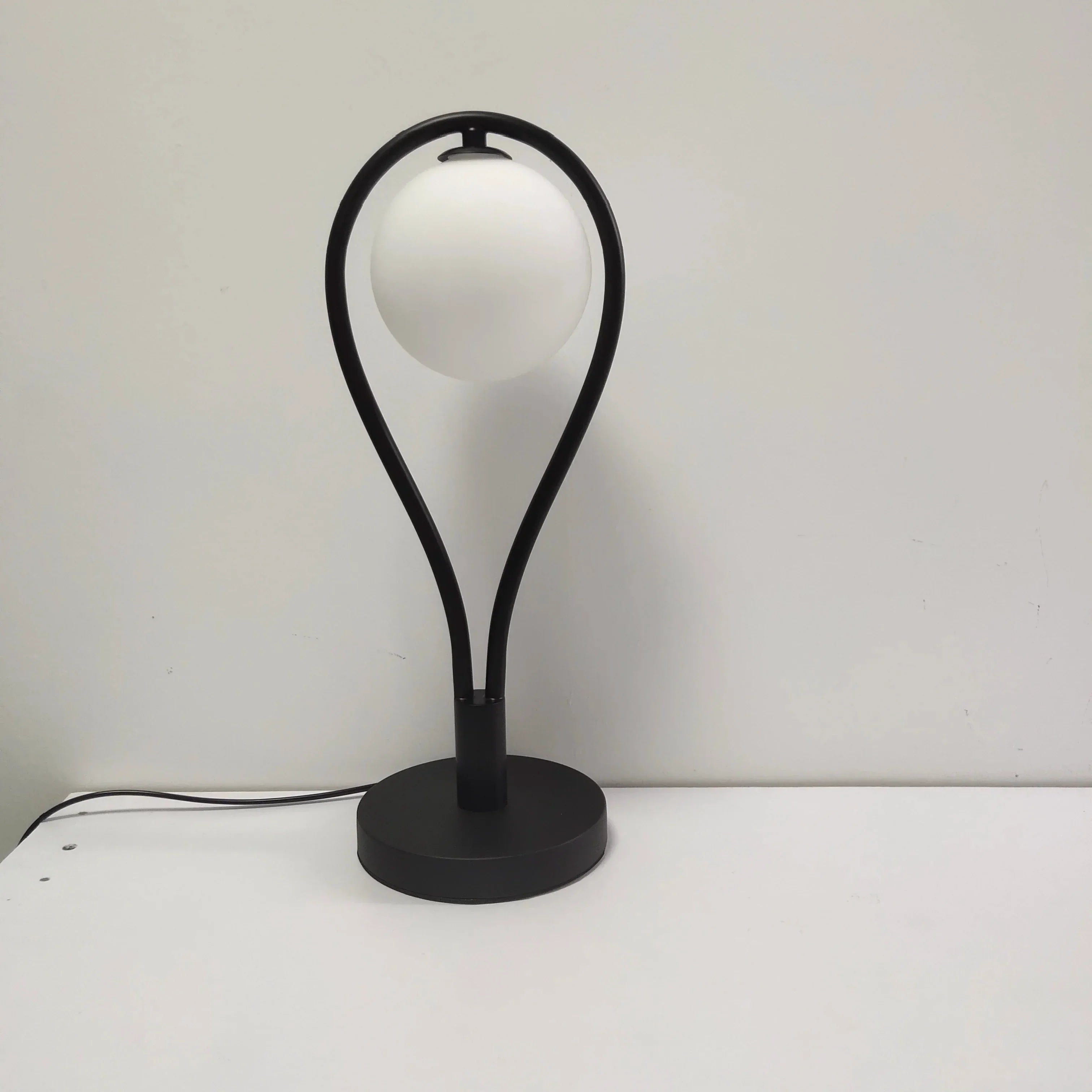 NightGlow | Minimalistische Tischlampe aus Metall