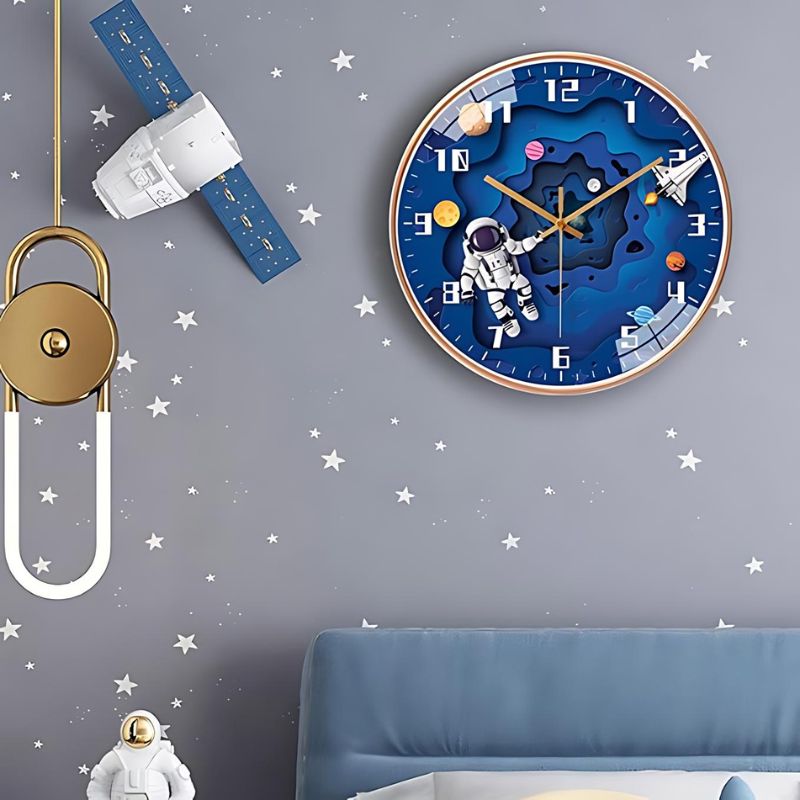 SpaceClock - Astronauten-Wanduhr für Kinder im Weltraumdesign