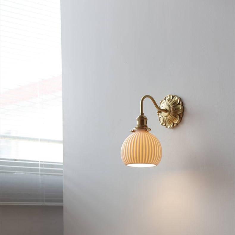 VintiLume | Elegante Messing-Wandleuchte mit Keramik-Lampenschirm