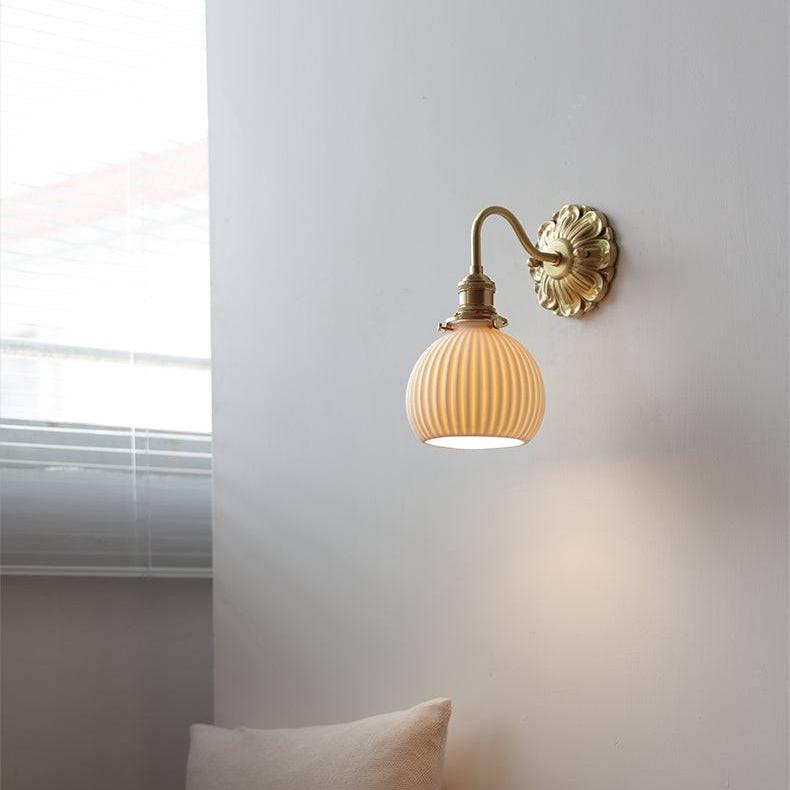 VintiLume | Elegante Messing-Wandleuchte mit Keramik-Lampenschirm