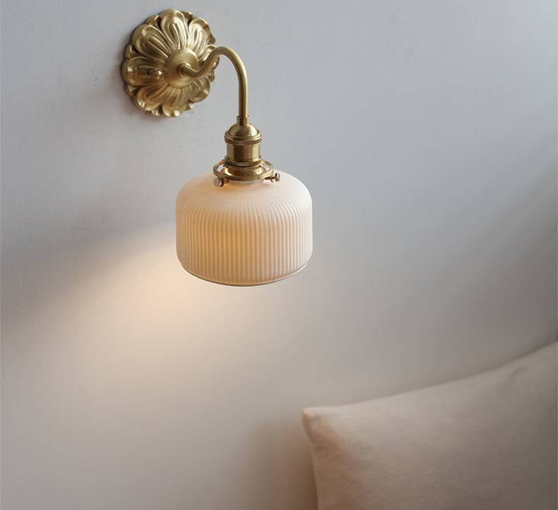 VintiLume | Elegante Messing-Wandleuchte mit Keramik-Lampenschirm