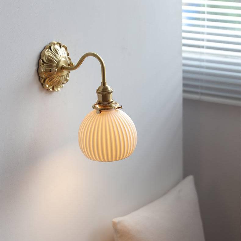 VintiLume | Elegante Messing-Wandleuchte mit Keramik-Lampenschirm