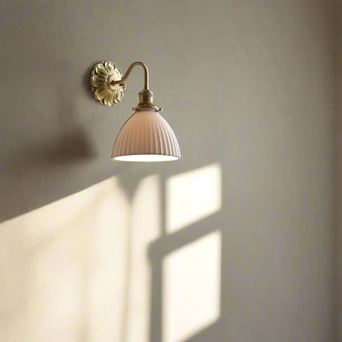 VintiLume | Elegante Messing-Wandleuchte mit Keramik-Lampenschirm